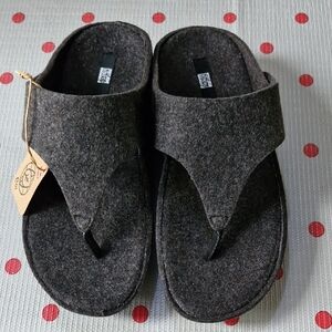Fitflop SHUV01 Adjustable Felt Toe-Post All Black Sandals
